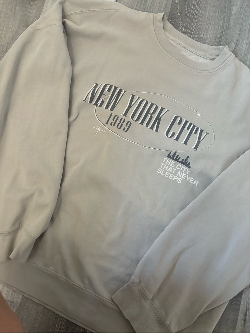 Harlow Beige New York City 1989 Graphic Crewneck Sweatshirt